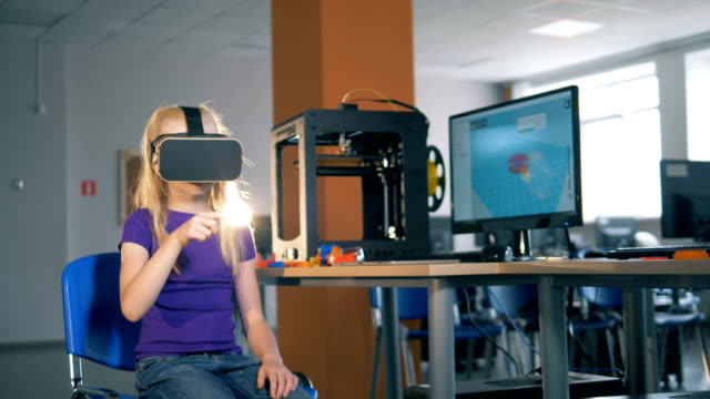 8-9-Jahre-Mädchen-mit-Virtual-Reality-Brille,-die-3D-Malvirtual-Reality-in-der-Schulklasse.