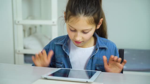 Mädchen-ist-mit-Bildern-auf-Tablet-Bildschirm-begeistert