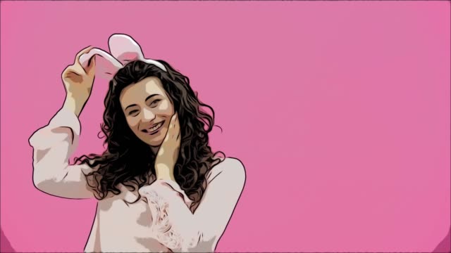 Festliche-Osterferien.-Lächelnde-junge-Frau-in-Osterhasenohren-auf-rosa-Hintergrund-springen-und-Blick-auf-Kopierraum.