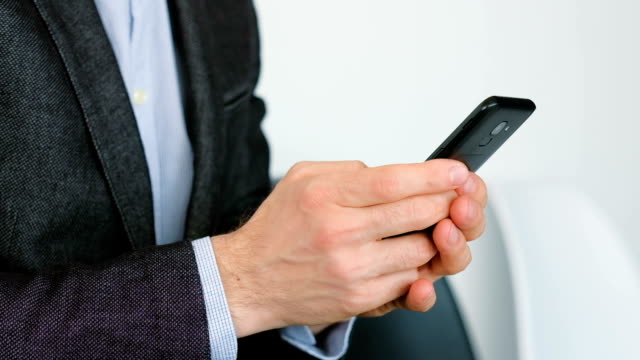 Mann-Smartphone-textet-digitale-Apps-Geschäfte