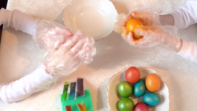 Los-niños-pintan-huevos-de-Pascua