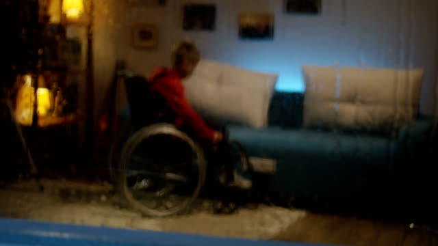 Chico-transfiriendo-de-silla-de-ruedas-a-sofá