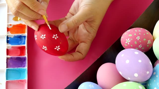La-gente-pintando-coloridos-huevos-de-Pascua