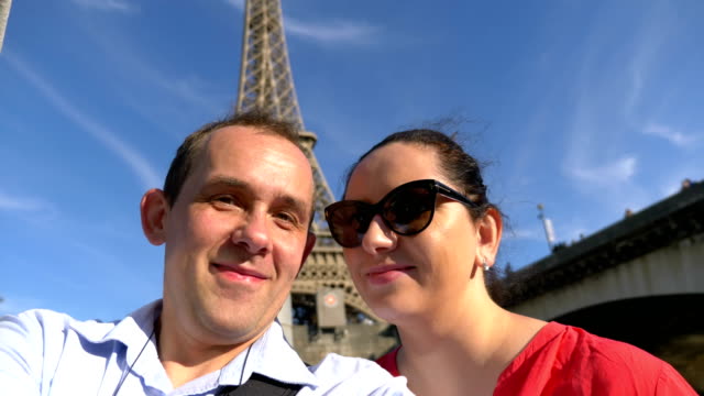 Paar-macht-Selfie-mit-Blick-auf-Eiffelturm-in-Paris-in-4k-Zeitlupe-60fps