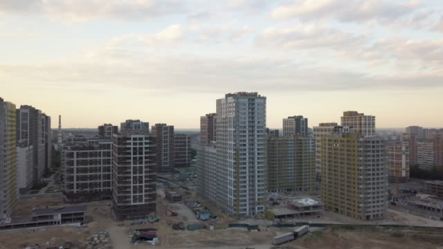 Luftaufnahme-der-Gegend-mit-neuen-Wohnwohnungen-am-Abend-bei-Sonnenuntergang.-stadtlandschaft.-Der-Bau-einer-Vielzahl-von-Wohngebäuden-spiegelt-die-Urbanisierung-Trends-wider