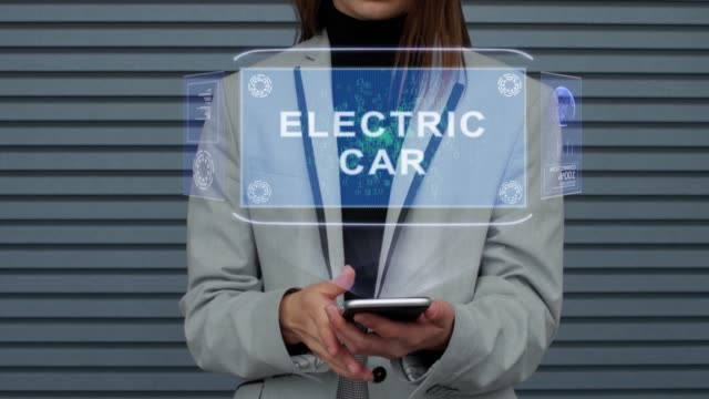 Geschäftsfrau-interagiert-HUD-Hologramm-Elektroauto