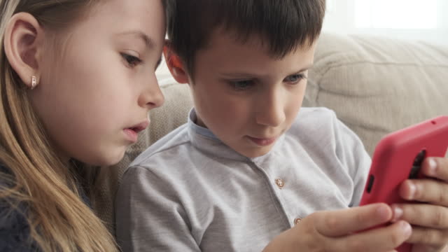 Geschwister-spielen-Spiel-auf-dem-Handy