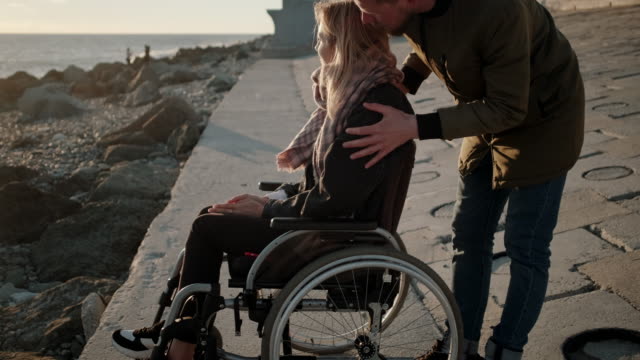 Behinderte-Frau-mit-Freund-in-der-Nähe-des-Meeres