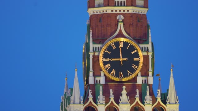 Torre-Spassky-con-esfera-de-reloj-en-Moscú,-Rusia-en-4k