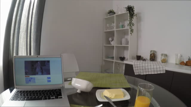 POV-von-Frau-Essen-Frühstück-und-Beobachten-Serie-auf-Laptop-zu-Hause