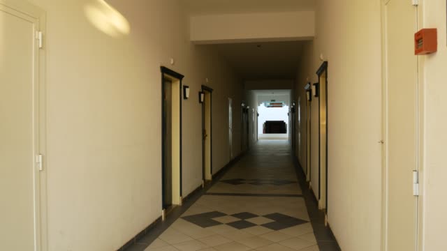Das-Innere-des-Hotelkorridors-mit-Türen