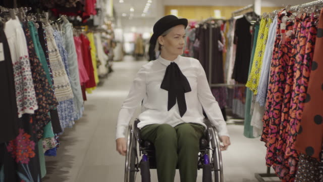 Behinderte-Frau-im-Rollstuhl-einkaufen