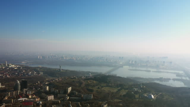 Vista-aérea-sobre-Kiev-en-la-niebla-4K-Ultra-HD