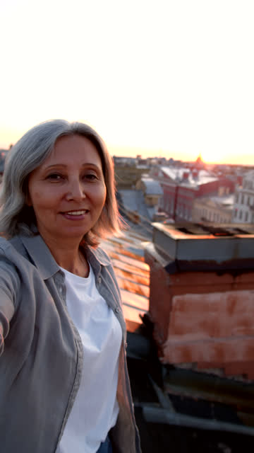 Selfie-von-grauhaariger-Frau-auf-dem-Dach