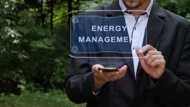 Geschäftsmann-verwendet-Hologramm-mit-Text-Energy-Management