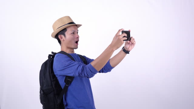 Asiatische-Thai-Touristen-Live-Streaming-Video-auf-Social-Media-mit-Smartphone-auf-weißem-Hintergrund
