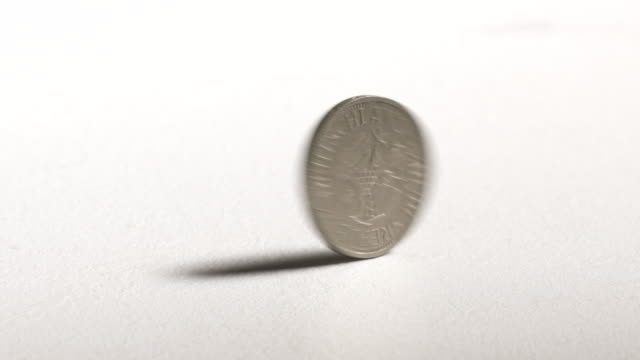 1-D-Mark-Münze-spinnen-und-fallen-auf-dem-Schreibtisch.-Währung-von-Deutschland.
