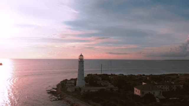 Drohne-schoss-Leuchtturm-Strand-Leuchtturm-Sonnenuntergang.-Leuchtturm-auf-einem-Hintergrund-von-schönem-Sonnenuntergang