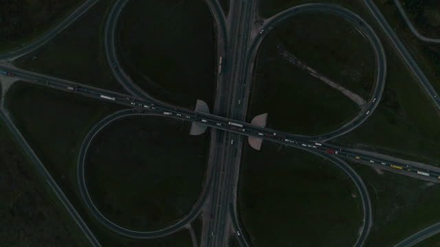 Nacht-Luftaufnahme-von-Autobahn-und-Überführung-in-der-Stadt.
