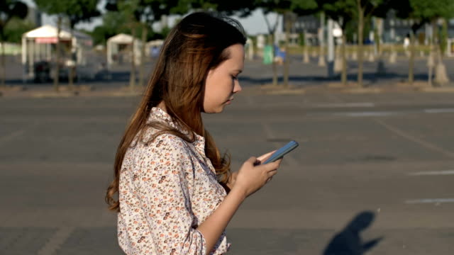 Junge-Frauen,-die-die-Straße-hinuntergehen-und-auf-ihre-Smartphones-starren,-ignorieren-und-kollidieren.-Süchtig-nach-sozialen-Netzwerken.-Antisoziale-Millennials,-Technologie-und-Kommunikation