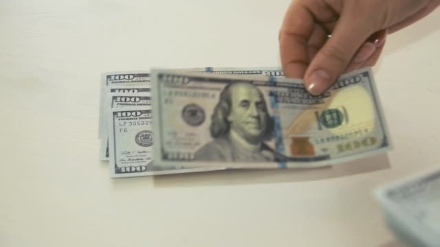 Frau-Hand-zählt-Geld-auf-weißem-Hintergrund