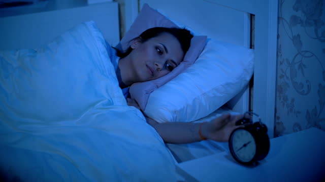 Woman-with-insomnia-in-bed