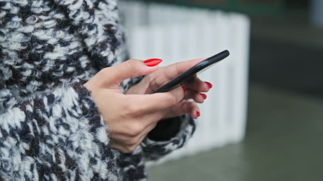 Frauen-genießen-mobile-Technologie-im-Freien-und-chatten.-Frau-mit-Smartphone