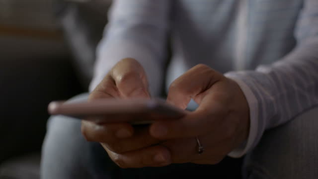Nahaufnahme-Frau-Hände-SMS-Nachricht-auf-Handy-für-die-Kommunikation.