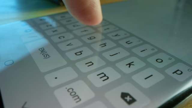 Close-up-Macro-POV-Shot:-Person-mit-Touchscreen-Smartphone-Gerät-und-Tipp-Nachricht.-Konzept-des-E-Mail-Schreibens,-Chatten-in-Social-Media-Apps,-Senden-einer-SMS,-Hinweis