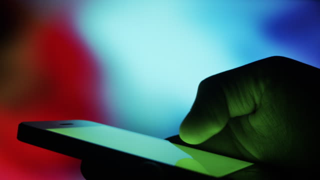 Smartphone-in-der-Nacht-verwenden---Greenscreen-Chroma-Taste-zum-Ersetzen-des-Bildschirmmaterials