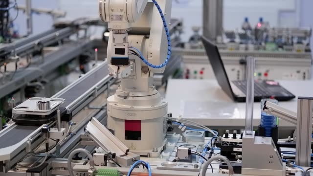 Industrie-4.0-Smart-Factory-Konzept;-Roboter-Arm-Pick-Produkt-aus-automatisierten-Auto-und-Ort-zu-Station-zu-montieren.