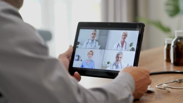 Arzt-Remote-Arbeit-von-zu-Hause-Video-Telefonkonferenz-mit-Kollegen-online
