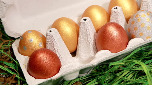 Mano-establece-golden-huevo-de-pascua