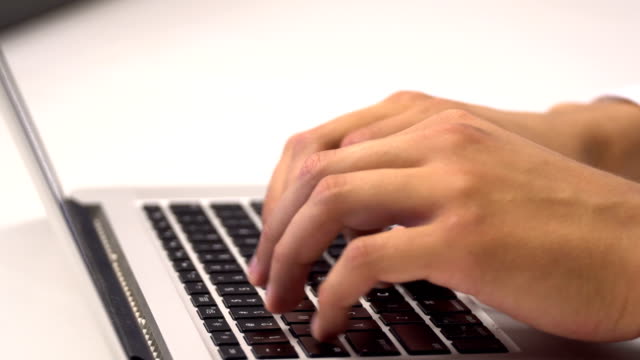 Hand-Mann-hautnah-tippen-auf-der-Tastatur.