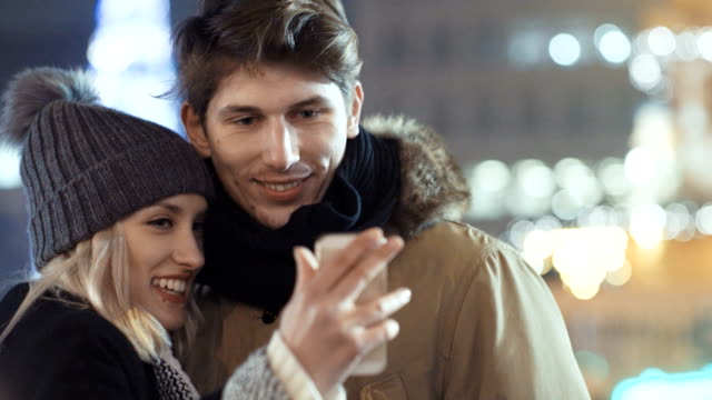 Junge-glückliche-Paar-Winter-Selfie-im-Freien-zu-machen.