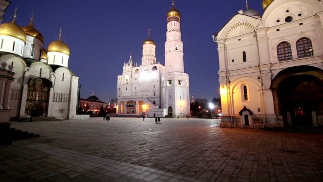 Iwan-der-große-Glockenturm-Komplex-in-der-Nacht.-Domplatz,-innerhalb-des-Moskauer-Kreml,-Russland.-UNESCO-Weltkulturerbe