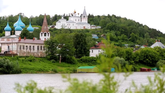 Puntos-de-interés-de-Gorokhovets,-Rusia.-templos-a-través-del-río