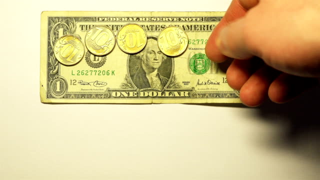 7-monedas-de-oro-valor-nominal-de-10-rublos-por-1-dólar-de-Estados-Unidos-con-signo-de-moneda-sobre-un-fondo-blanco