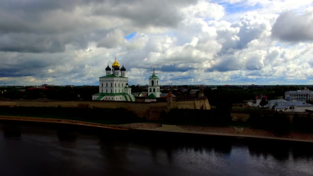 Luftaufnahme-des-Dreifaltigkeits-Kathedrale-im-Kreml-Pskow