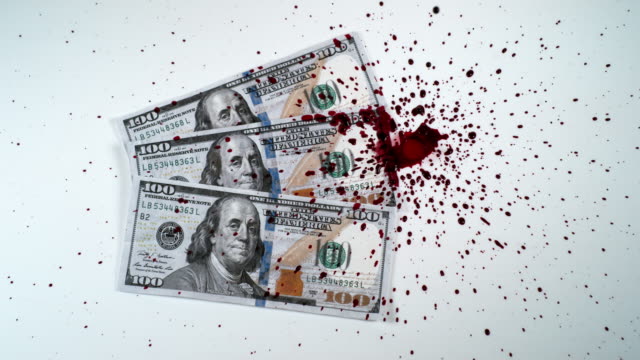 100-Dollar-Banknoten-und-Blut-vor-schwarzem-Hintergrund,-Slow-Motion-4K