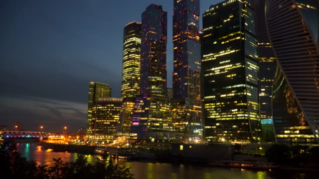 Skyscrapers-on-the-river-bank-at-night
