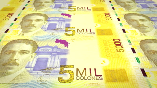 Billetes-de-5-mil-colones-de-Costa-Rica,-dinero-en-efectivo,-lazo