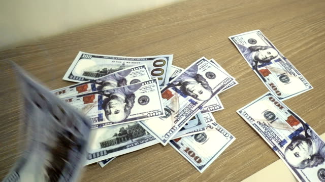 Fallende-hundert-Dollar-Banknoten-hautnah