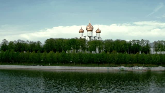 Traditionelle-russische-Kirche-am-Fluss-Ufer-im-Frühjahr-in-einem-Tag