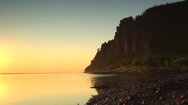 Sonnenaufgang-an-der-Küste-von-Lena-Fluss,-Republik-Sacha