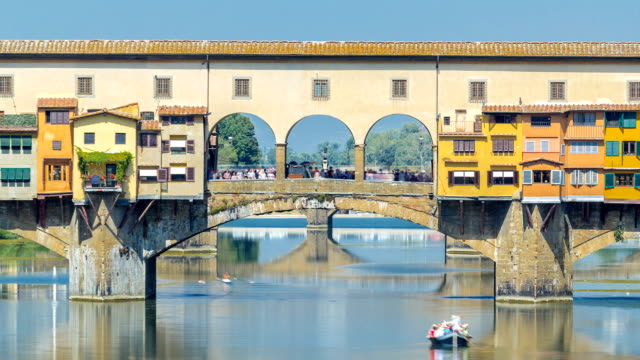 Ver-en-el-Ponte-Vecchio-en-un-lapso-de-tiempo-de-día-soleado,-un-piedra-segmentario-puente-medieval-sobre-el-río-Arno,-en-Florencia,-Italia