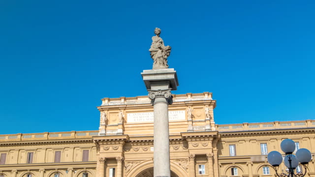 Timelapse-de-la-Plaza-de-la-República-con-el-arco-en-honor-del-primer-rey-de-Italia-unida,-Victor-Emmanuel-II