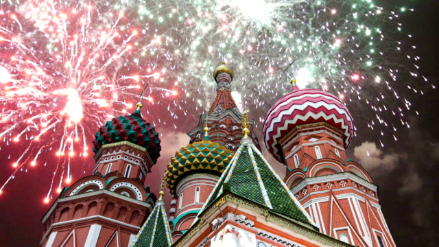 Catedral-de-la-intercesión-de-la-más-virgen-en-el-foso-(templo-de-Basilio-el-Bienaventurado)-y-fuegos-artificiales,-Plaza-Roja,-Moscú,-Rusia