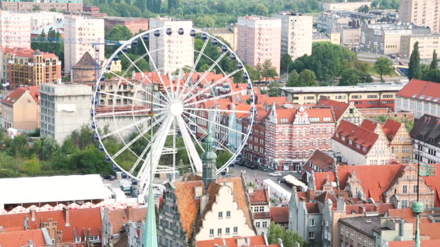 Hermosa-rueda-de-Ferris-en-el-casco-antiguo-de-Gdansk,-carrusel,-entretenimiento