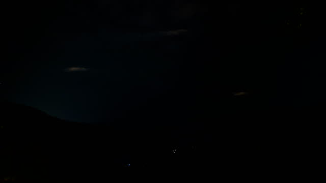 Nachthimmel-mit-Sterne-und-Wolken-in-den-Bergen,-timelapse